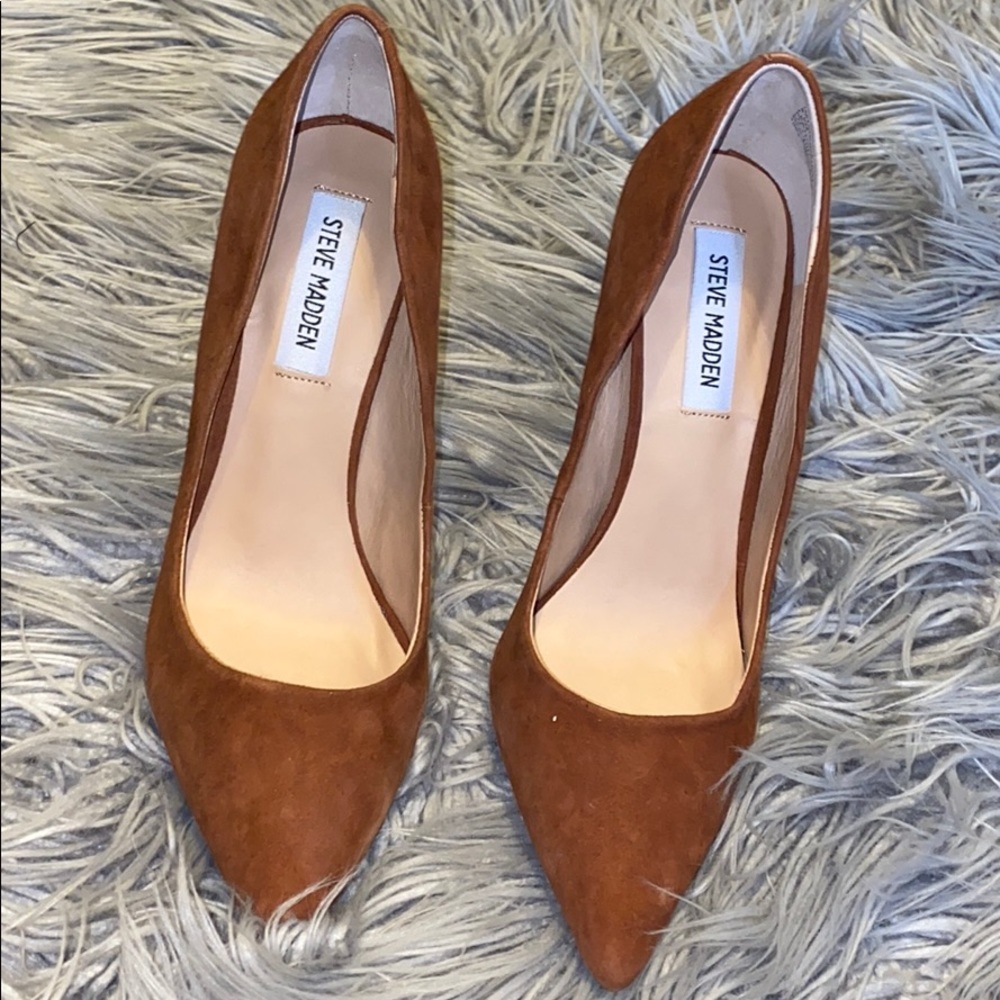 Suede chestnut pumps